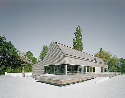 Strandbad in Wallhausen, die Gebäudehülle von Dach und Fassade ist mit einheimischen Holzschindeln aus Eiche verkleidet
