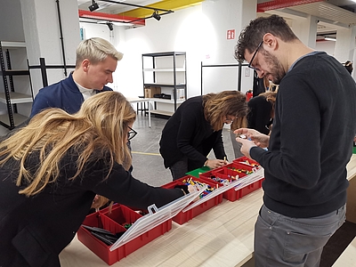 Lego Serious Play ist ein beliebter Prozess im Design Thinking. Dabei kommt man „spielerisch“ zum Erfolg. ©Business Upper Austria