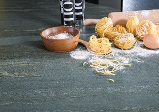 Arbeitsfläche in der Küche mit Nudelnestern, einer Schüssel Mehl und Eiern ©STRASSER Steine